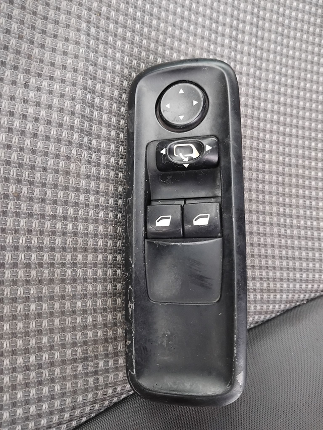 Bouton lève-vitre conducteur 