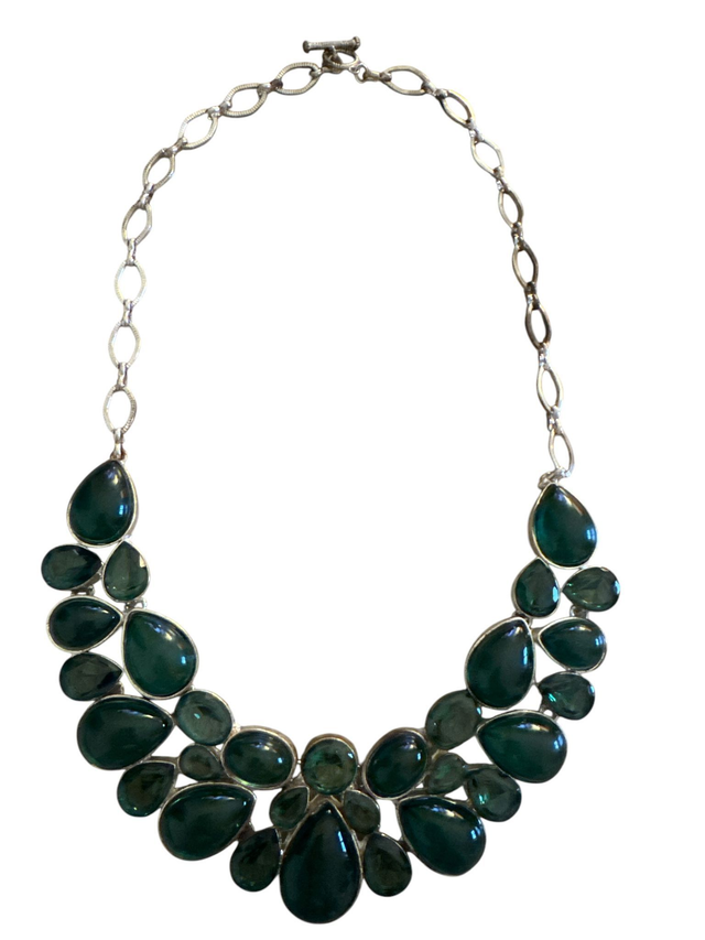 Collana vintage manifattura americana con pietre verdi
