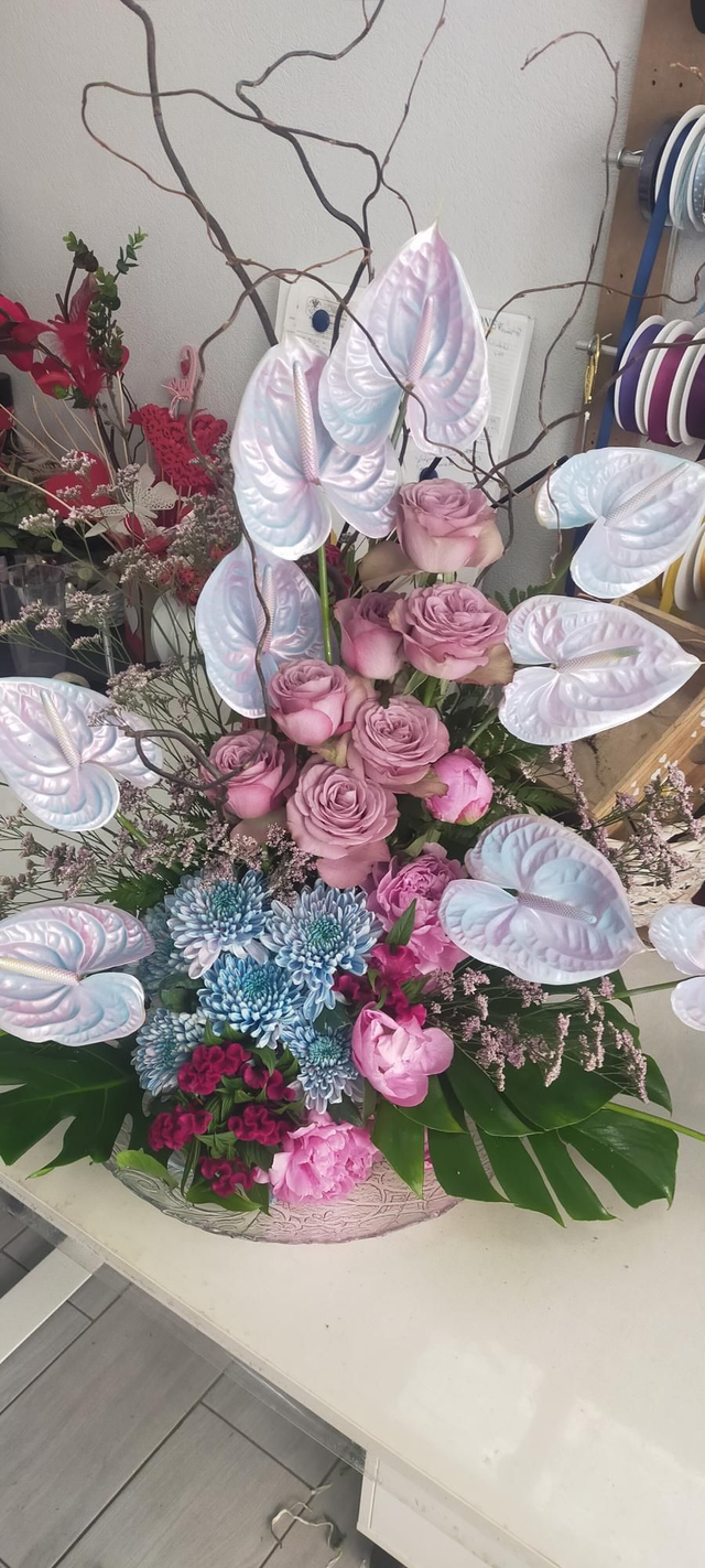 Composizione con reciso anthurium rose e margherite effetto bubblegum 