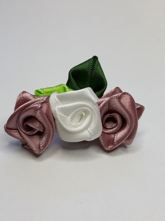 Composition de roses-noeud pour chien-