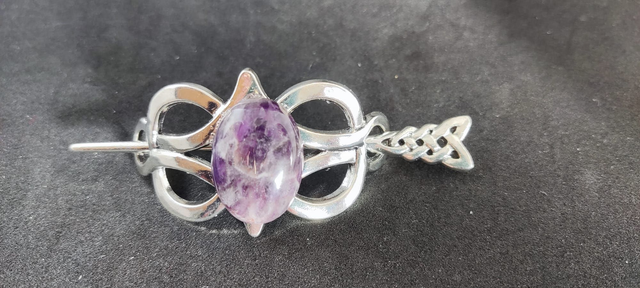 Broche artisanale en fil métallique argenté