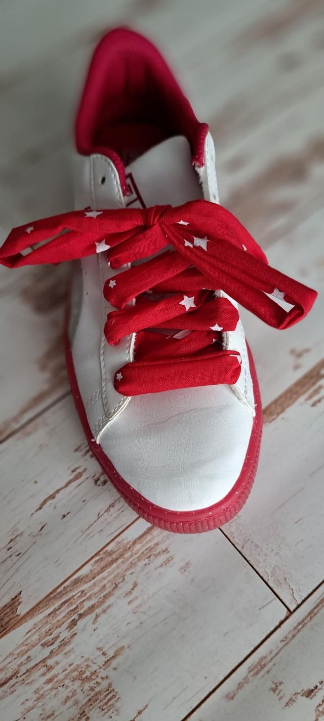 Lacets rouges à étoiles blanches