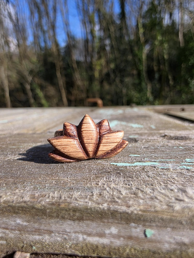 Bague Fleur de lotus en bois de chêne massif