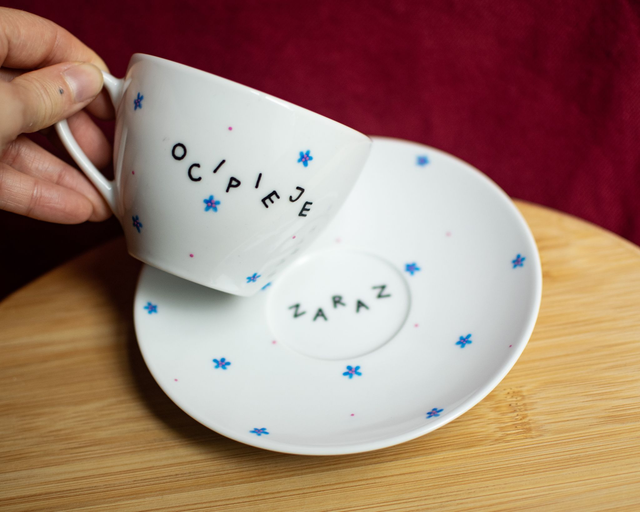 Filiżanka ze spodkiem "oci*ieje zaraz"