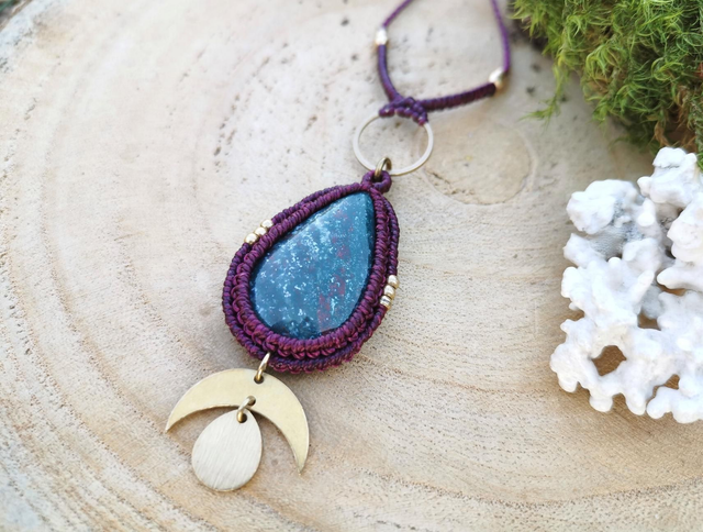 Pendentif lune ~ Jaspe Heliotrope