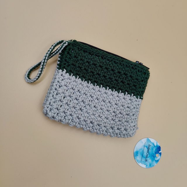 Porte-monnaie crocheté gris et vert – petite pochette zippée avec dragonne