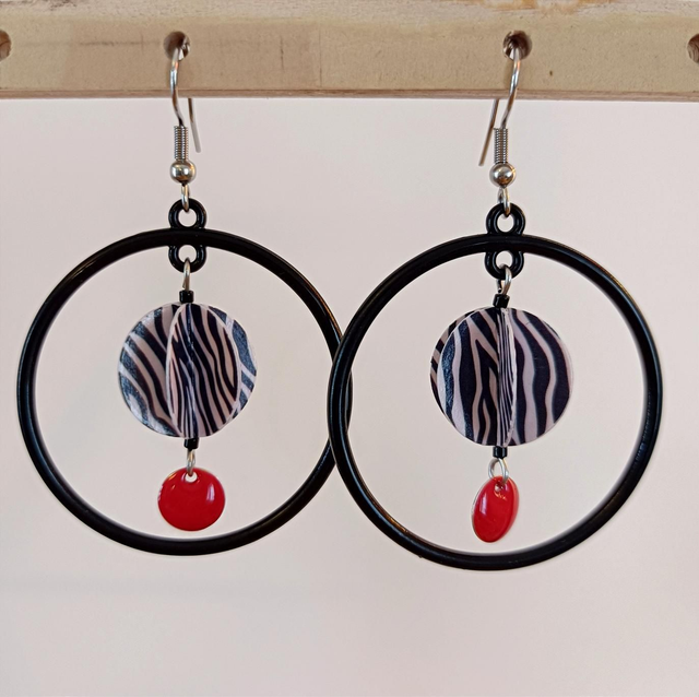 Grand cercle métal noir, petite perle papier, breloque émaillée