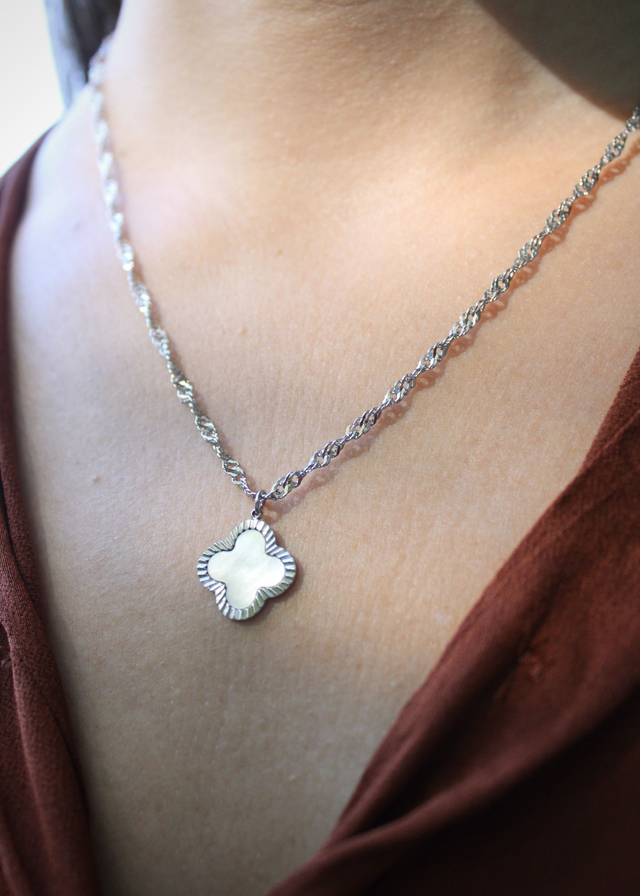 Collier trèfle nacré 
