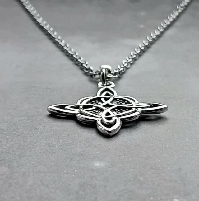 Patterned Witch's Knot Necklace