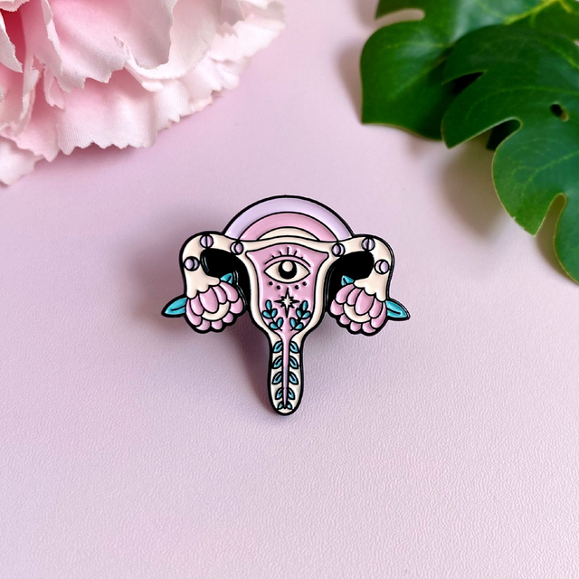 Pin&#039;s utérus fleuri