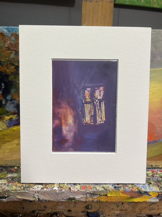 Handbemalte Postkarte „Die Frau am Fenster“ von Rostyslav Voronko, Fragment 19 aus „Das Land und die Menschen“, Öl auf Karton, 2024