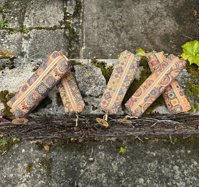 Trousse "Fix-it" en liège imprimé avec élastique noir à accrocher (4 à choix)