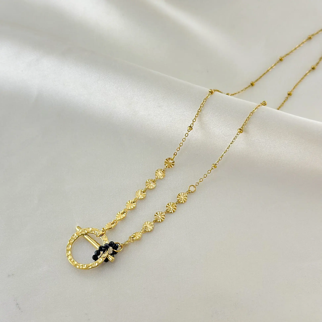 Collier Doré Anneau Martelé Et Barre Avec Anneau Pierre Noire
