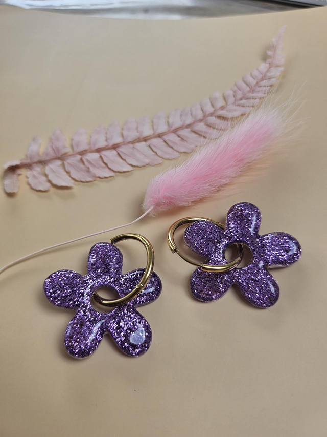 Boucles d&#039;oreilles en résine - Fleurs pailletées violettes 