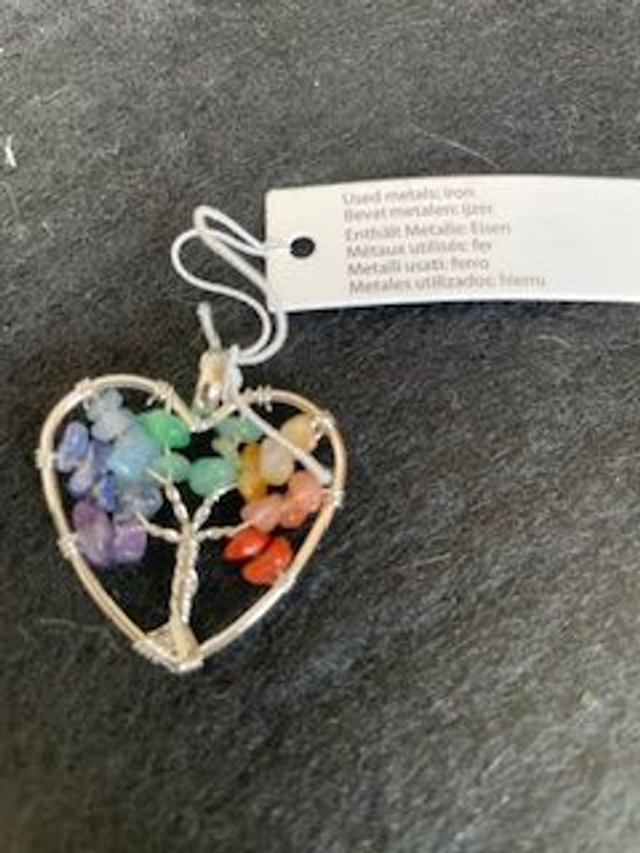 Pendentif en forme de coeur et arbre de vie sept chakras 