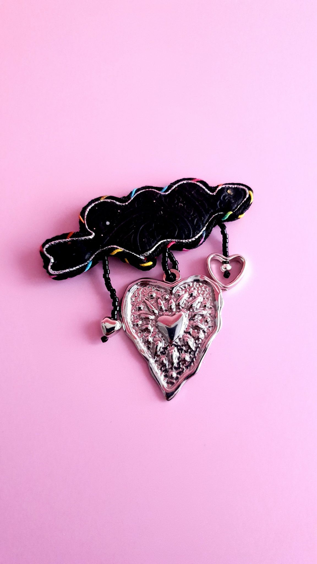 Broche Coups de coeur noir et argenté
