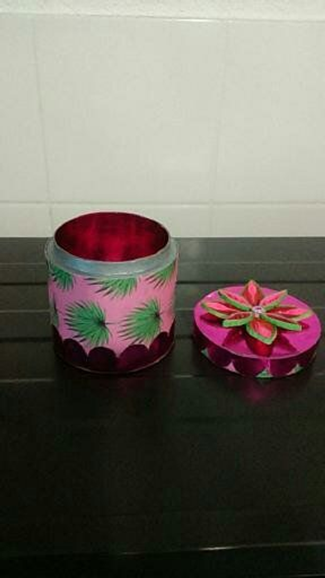 boîte  à bijoux rose solide habillée de paier kraft, fleure méthode quilling	