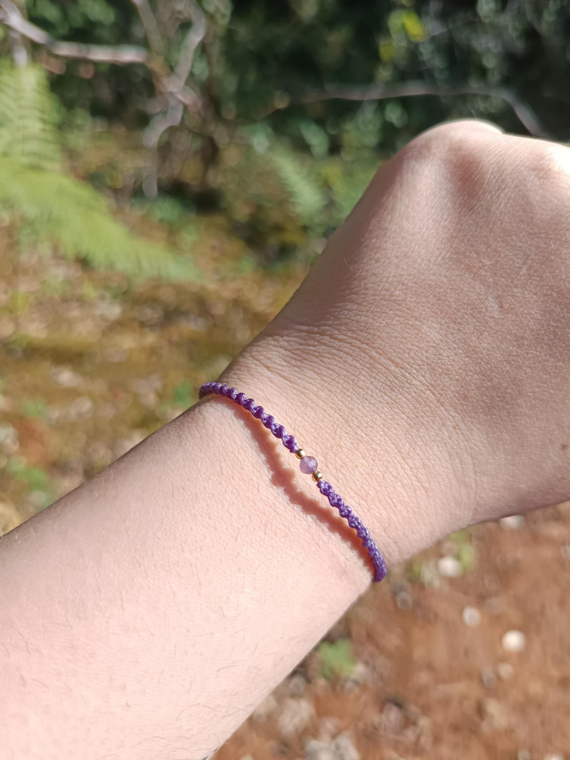 Bracelet violet avec perle améthyste et doré 