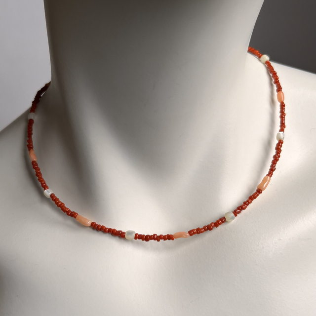 Ketting met twee kleuren koraal.