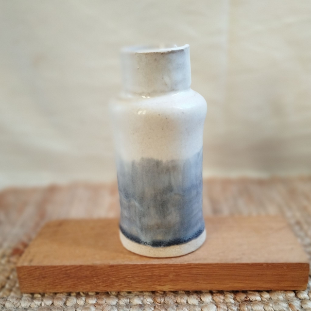 Vase, argile blanc, émail bleu et blanc
