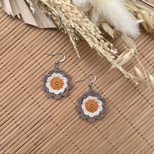Boucles d’oreilles fleurs Corolles ~ M ~ Ocre / Taupe