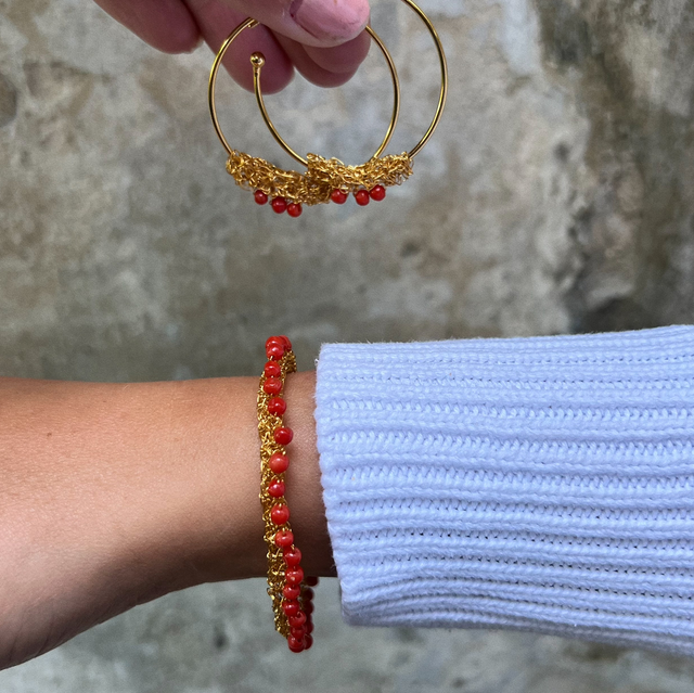 Oorbellen met bloed koraal steentjes 