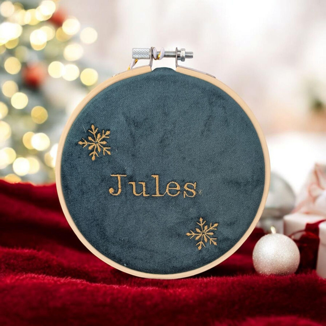 Boule de Noël personnalisée avec prénom – Broderie fait main