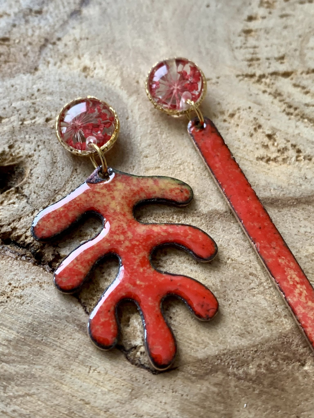 Pièces uniques : boucles d'oreilles en émail et fleurs séchées