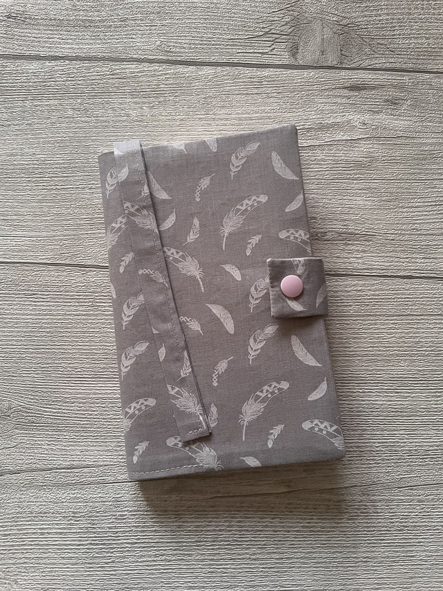 🌙Couvre-livre en tissu – Motif Plumes blanches