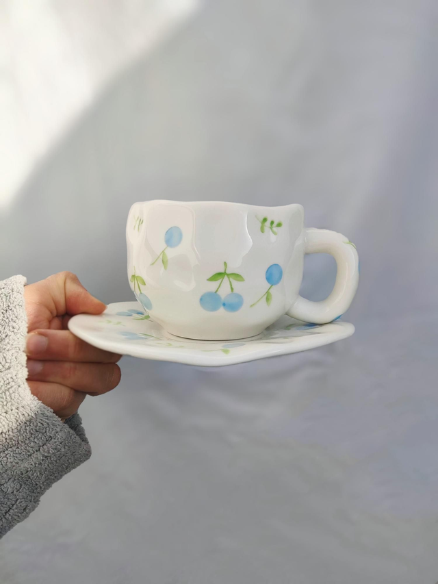 Tasse et soucoupe en céramique prunelles bleu clair 