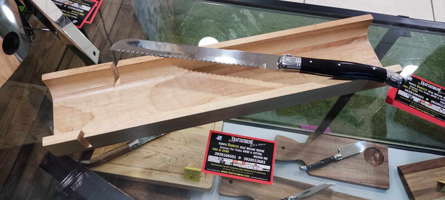 SET COLTELLO per il PANE Laguiole + tagliere in legno per filoncino