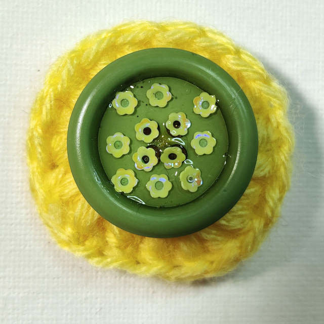 Barrette fleur simple jaune crochet bouton vert pince crocodile