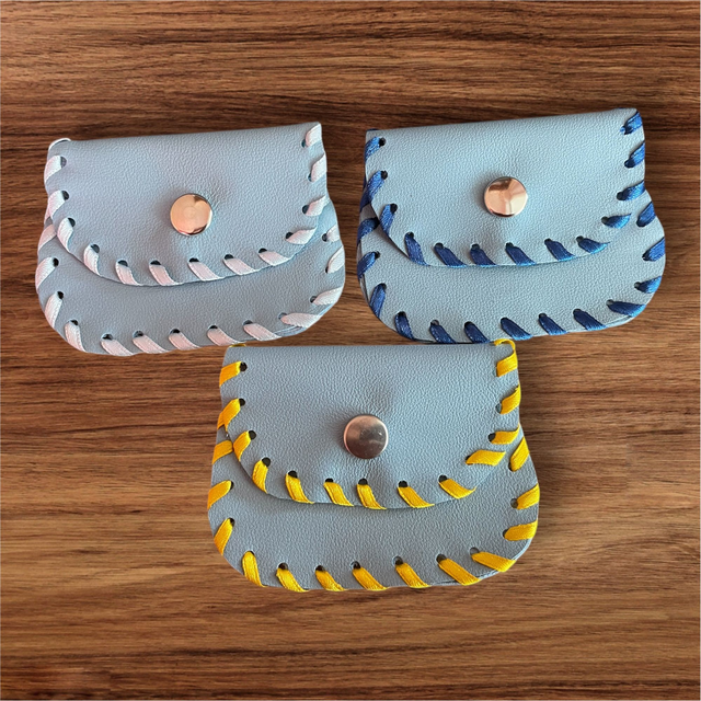 Pochette à chapelet en cuir bleu ciel