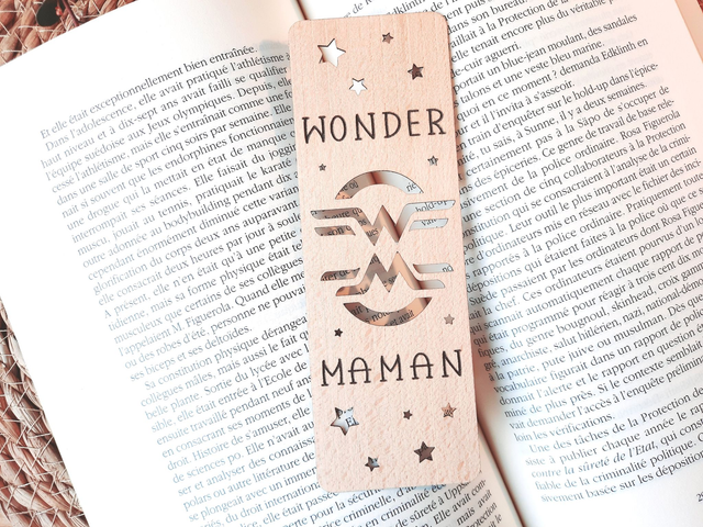 Marque-page en Bois Massif - Hêtre - Modèle &quot;Wonder Maman&quot;