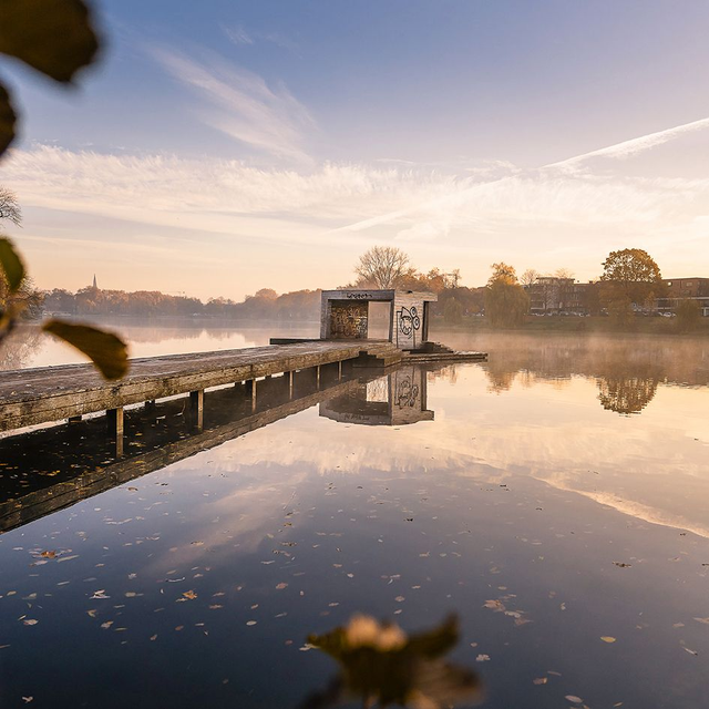 Pier am Aasee im Nebel