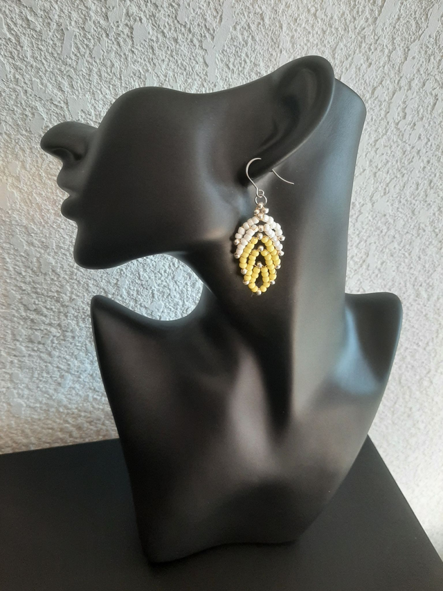 Boucle d&#039;oreilles feuille jaune blanc-   en perle rocaille incrustés de perles cristal  boucle en acier inoxydable argenté		