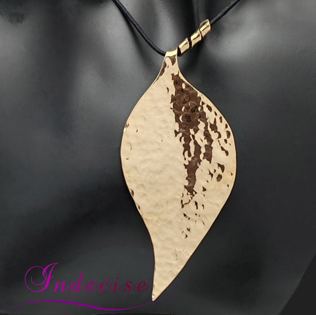 Collier grande feuille en laiton couleur or - Création artisanale par Indecise