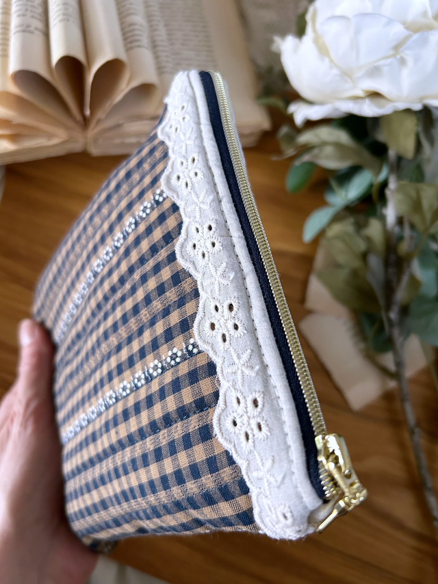 Pochette à liseuse Emily en vichy avec broderie anglaise