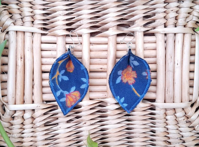 Boucles d&#039;oreilles textiles feuilles bleues/oranges 