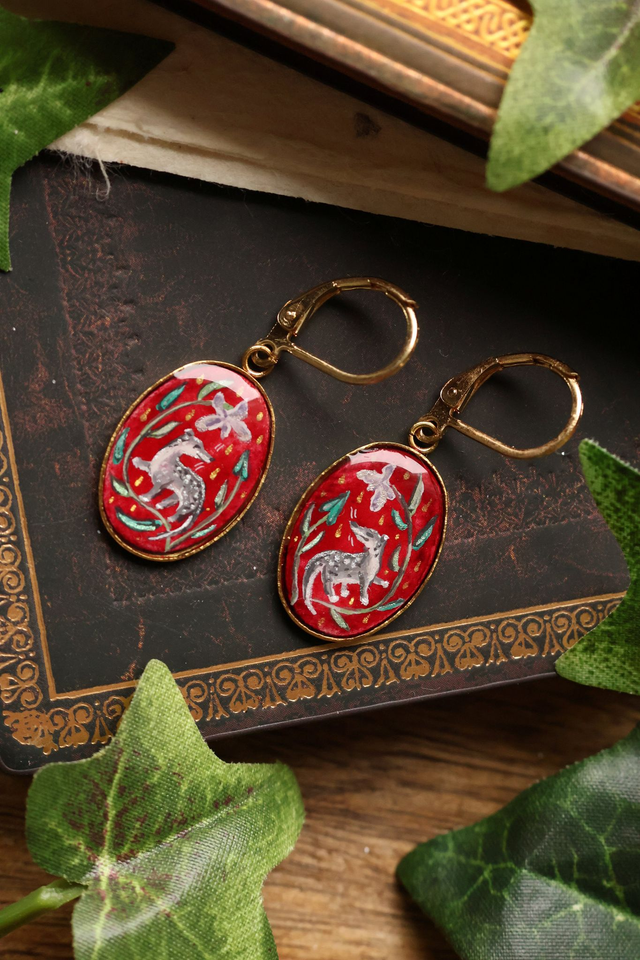 Boucles d'oreilles Belette  – inspiration médiévale peintes à la main - acier inoxydable doré