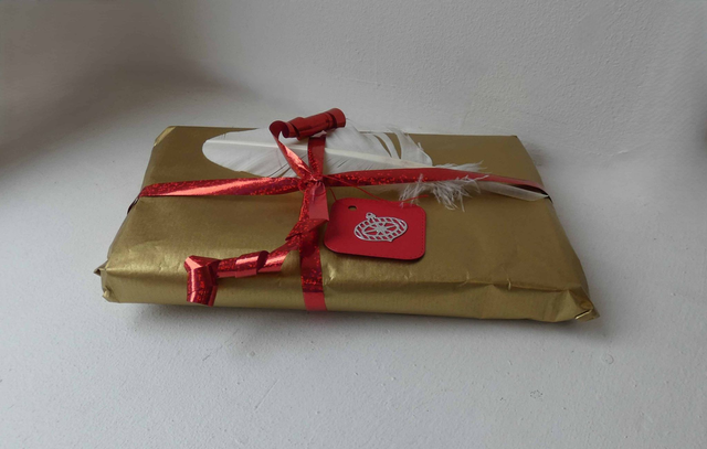 étiquettes cadeaux carrées et rondes avec boules et sapins