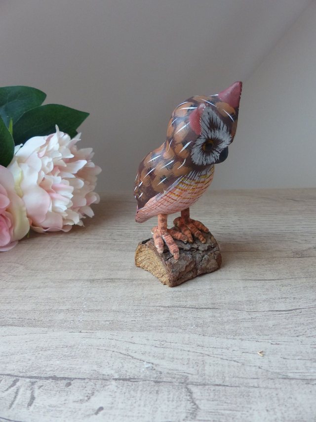 Petite Statuette Hibou en Bois - Figurine Vintage Sculptée et Peinte Main Marron et Rose - Décoration Vintage Authentique, Artisanat du Bois