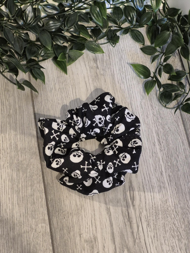 Black & White Skulls Cotton Scrunchie