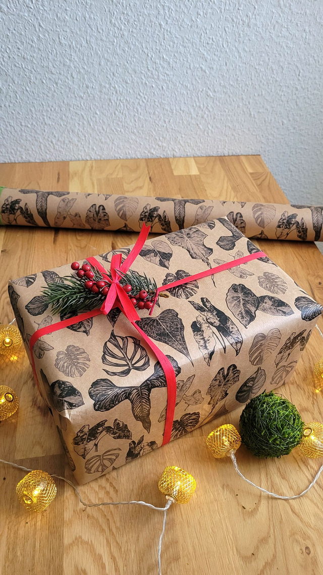 Packpapier mit Pflanzenprint