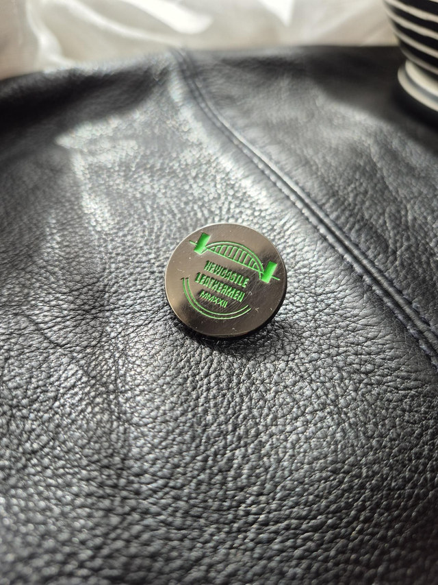 Dark room glow in the dark metal pinbadge 