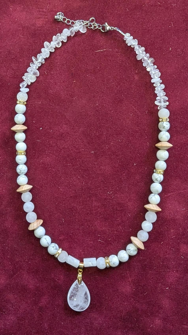 Collier Howlite, Jade blanche, bois , pendentif Quartz 