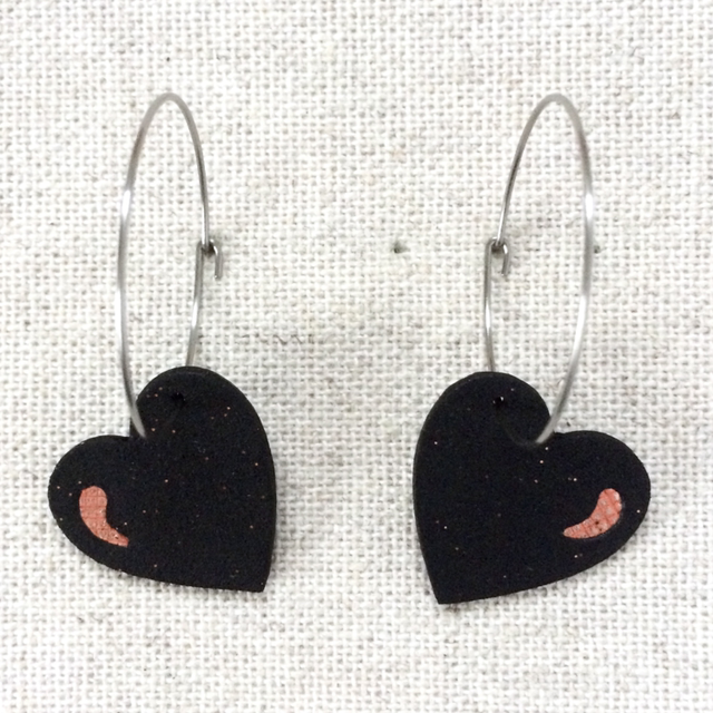 Boucles d’oreilles « Chœur » argentées, cuir noir pailleté cuivré et saumon métallisé