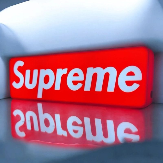 Lampe 3D Supreme LED - L’icône du streetwear illumine ton espace !