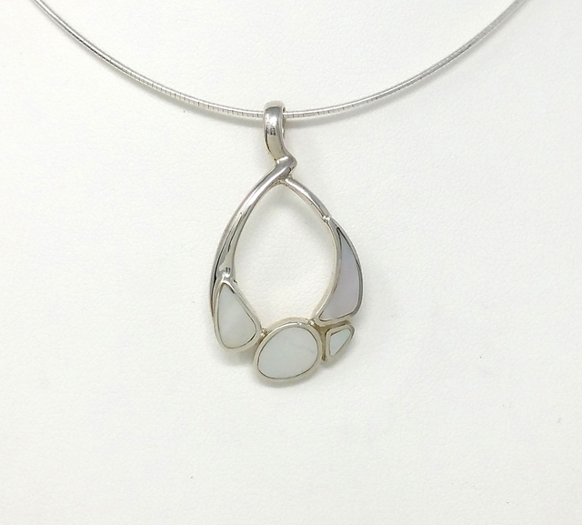 PENDENTIF MODERNE DE NACRE BLANCHE AJOURE AU CENTRE ARGENT MASSIF - VENDU SANS CHAINE - 4314