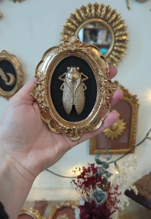 Cadre baroque doré cigale